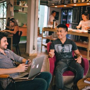 Saiba Como Conversar com Estranhos: 10 Assuntos Interessantes para Iniciar uma Conversa